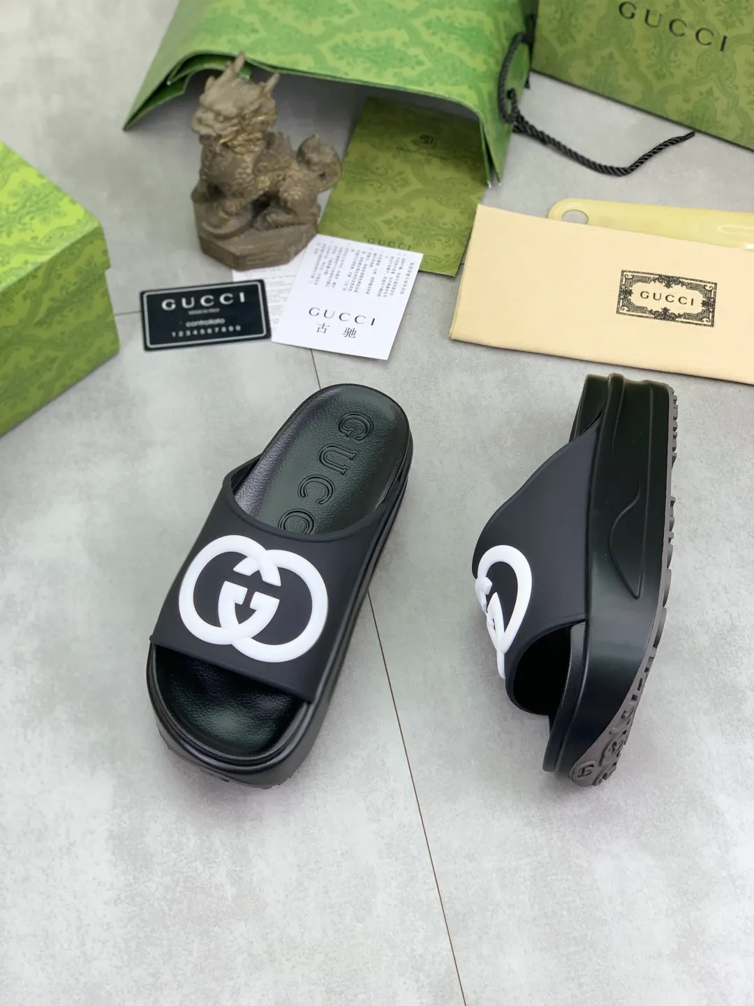 Men's Men's Shoes 💰P300💰[New Style] High Version 🎁🎁🎁 GUCCI New Year of the Snake casual slippers, original official website, perfect workmanship, transmitting a kind of noble luxury, sublimating its definition of luxury in Gucci's high-end extraordinary craftsmanship. Original Gucci double G combination outsole, code number: 35-46, complete package